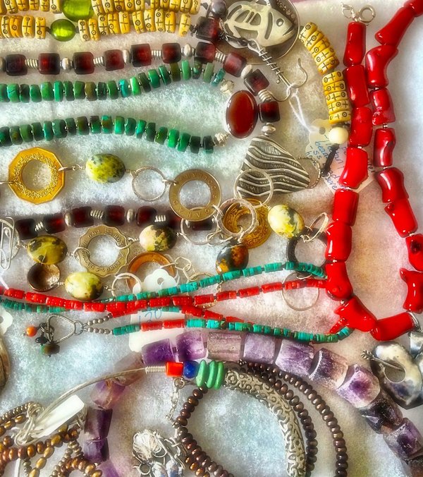 Quels types de bijoux privilégier pour compléter une tenue en noir et blanc?