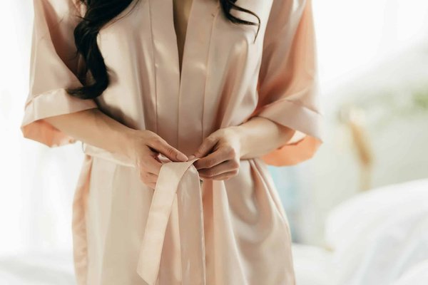 Comment choisir des robes en soie pour un mariage en été?